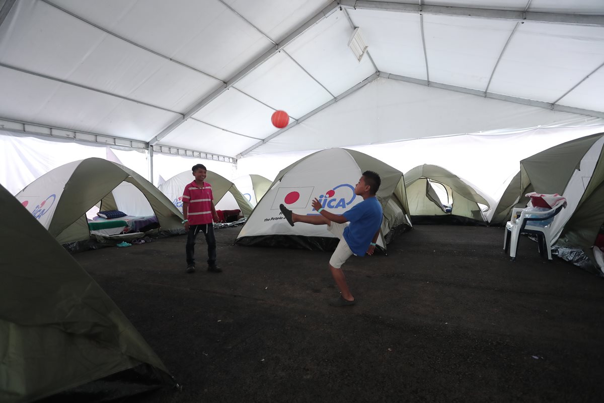 Dos niños juegan dentro del albergue debido a la intensa lluvia que azotó ayer a Escuintla. (Foto Prensa Libre: Juan Diego González)