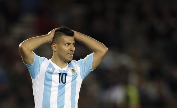 Sergio Agüero se lamenta después de darse cuenta que estaba lesionado en el partido con Ecuador (Foto Prensa Libre:AP)