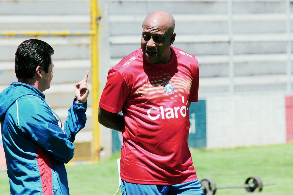 Hernán Medford, trabajo ya este miércoles con el plantel chivo que buscara su sexta luna al mando del último DT que obtuvo la quinta. (Foto Prensa Libre: Carlos Ventura)