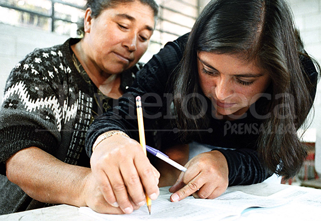 Entre 2001 y 2004 los estudiantes de último año de diversificado debían alfabetizar para poder graduarse. (Foto: Hemeroteca PL)