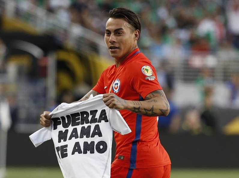 Eduardo Vargas dedicó sus cuatro anotaciones contra México a su mamá. (Foto Prensa Libre: EFE)