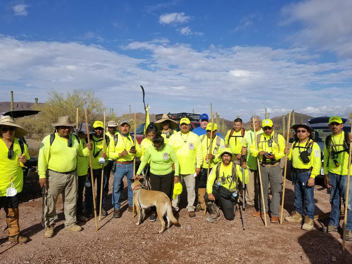 Voluntarios se alistan para comenzar una jornada de ardua búsqueda. (Foto: Facebook/Águilas del Desierto)