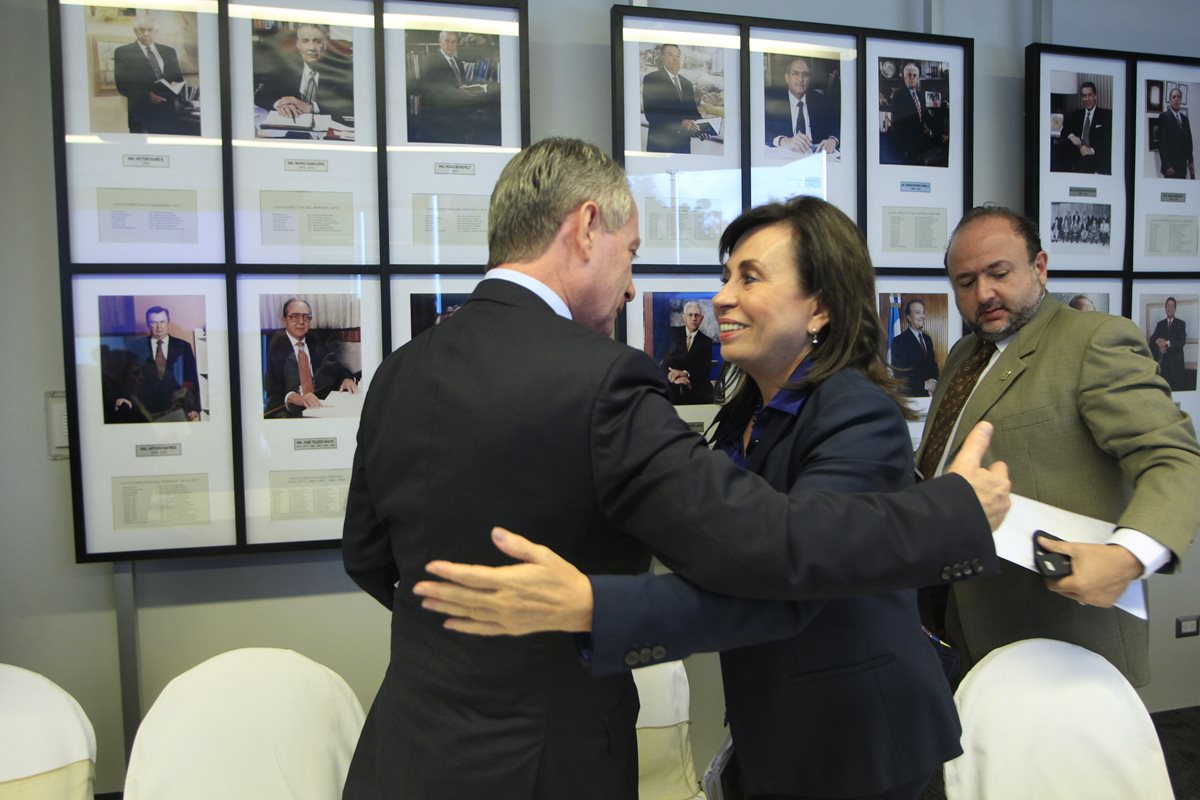 Sandra Torres saluda al presidente del Cacif Jorge Briz, durante la reunión donde expuso su plan de trabajo. (Foto Prensa Libre)