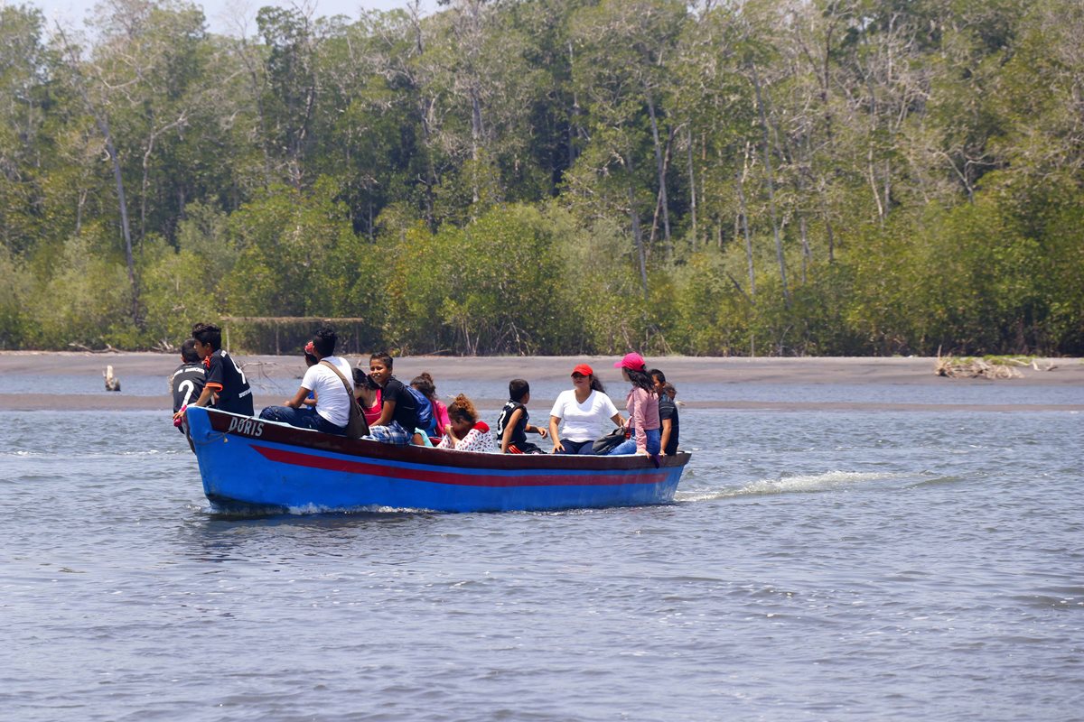 Turistas pueden disfrutar de los paseos en lancha en el Manchón Guamuchal. (Foto Prensa Libre: Rolando Miranda)