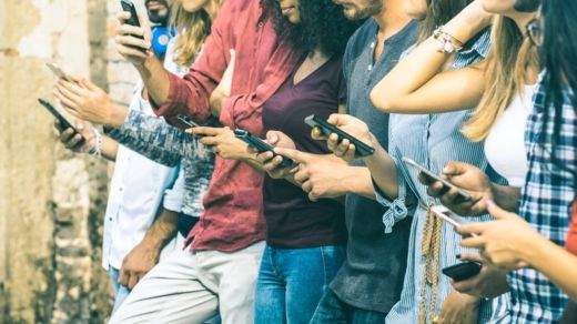 En los escenarios en los que la comunicación es indirecta, las personas autistas tiene tiempo para pensar qué decir ya que no se requiere de una reacción inmediata y no hay expresiones faciales que interpretar. GETTY IMAGES