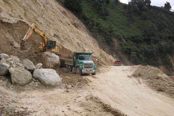 Maquinaria  y personal de Covial trabajan en el área de uno de los derrumbes.