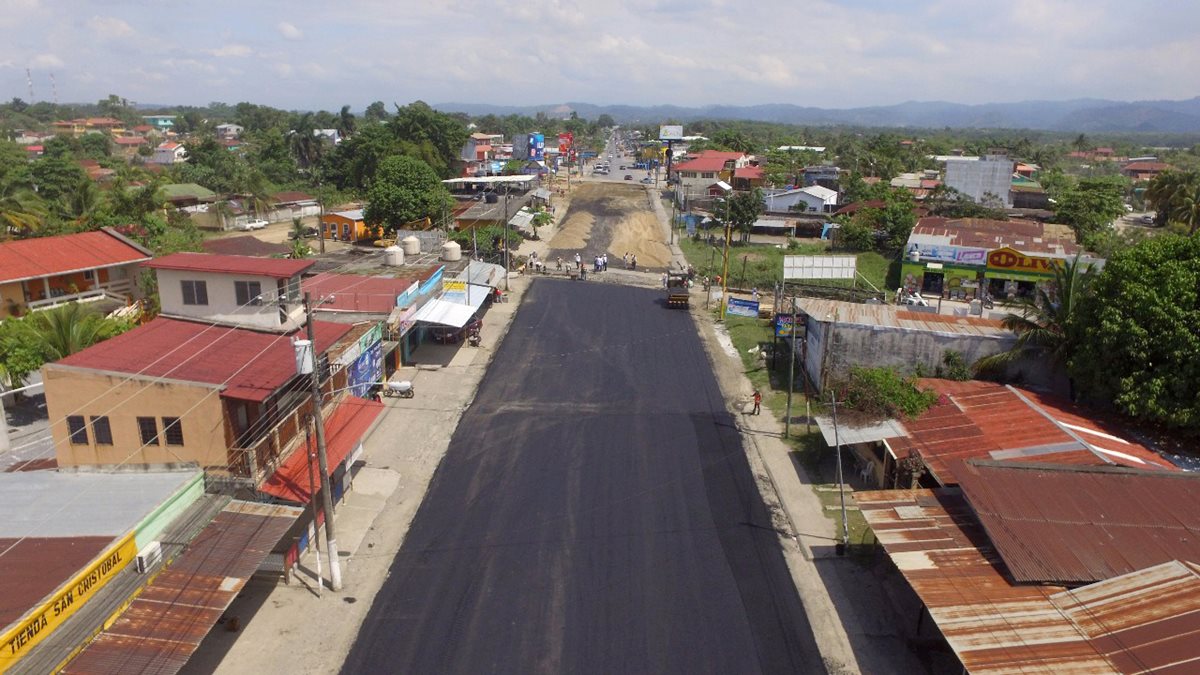 La calzada Justo Rufino Barrios se amplía a cuatro carriles, como parte del nuevo periférico de Puerto Barrios. (Foto Prensa Libre: Dony Stewart)