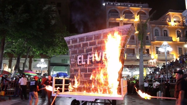 Queman en Mexico una representación del muro de Trump. (Foto Prensa Libre: AFP)