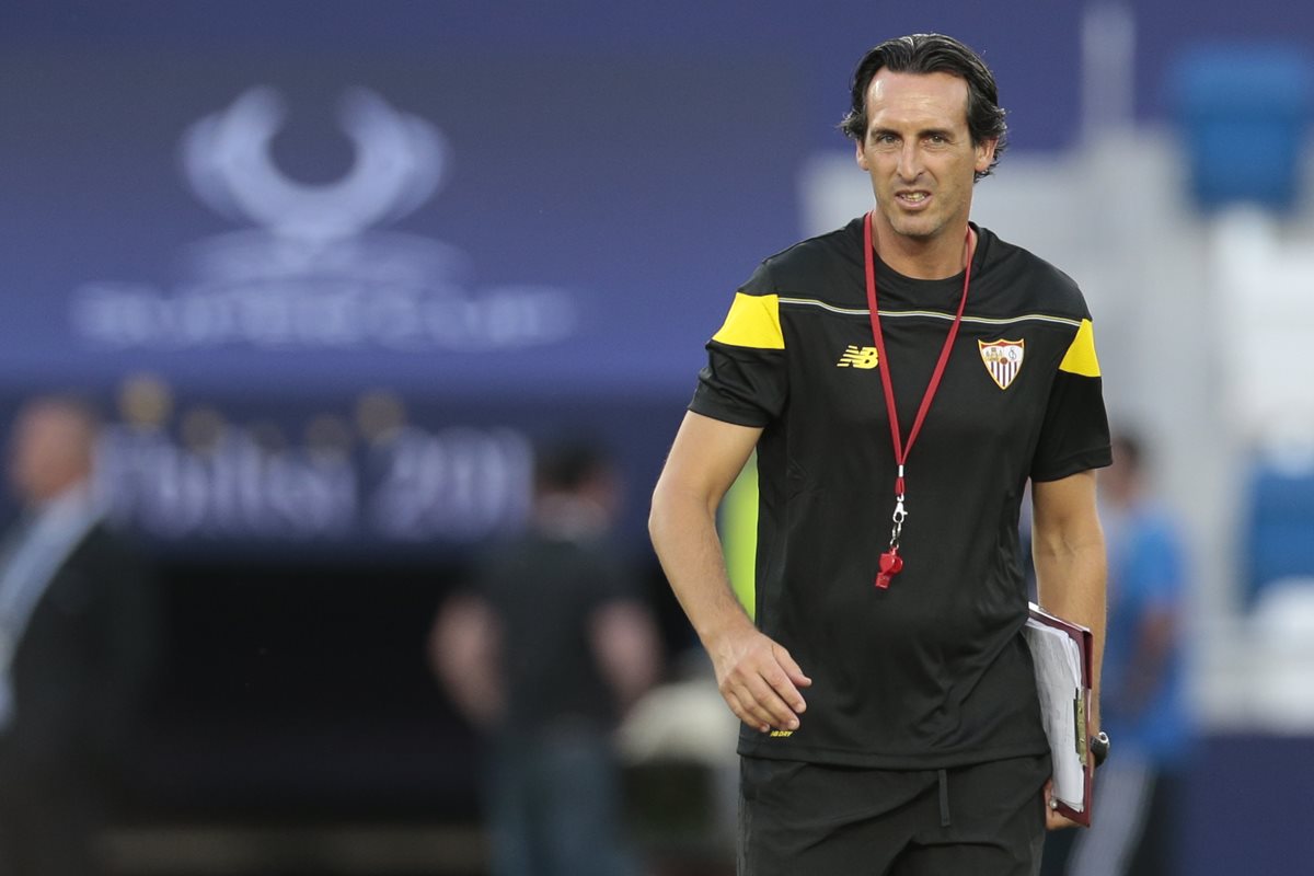 Unai Emery técnico del Sevilla es captado durante el entrenamiento de su equipo. (Foto Prensa Libre: AP)