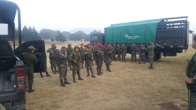 Kaibiles resgurdan el parque Erick Barrondo en la zona 7 capitalina, debido al incremento de sasltos en esas instalaciones deportivas. (Foto Prensa Libre: Micude)