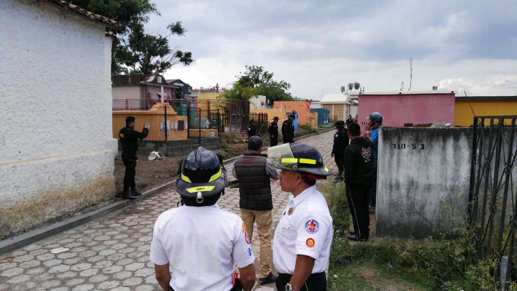 Bomberos Voluntarios ya no pudieron hacer nada por las victimas, ya que las heridas fueron mortales. (Foto Prensa Libre: Hugo Oliva)