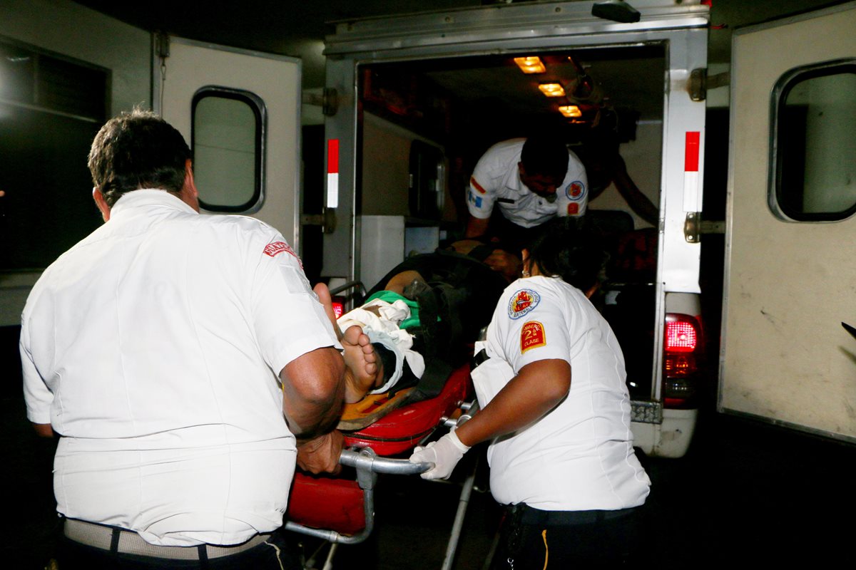 Jugador herido es trasladado hacia un hospital de Retalhuleu. (Foto Prensa Libre: Rolando Miranda).