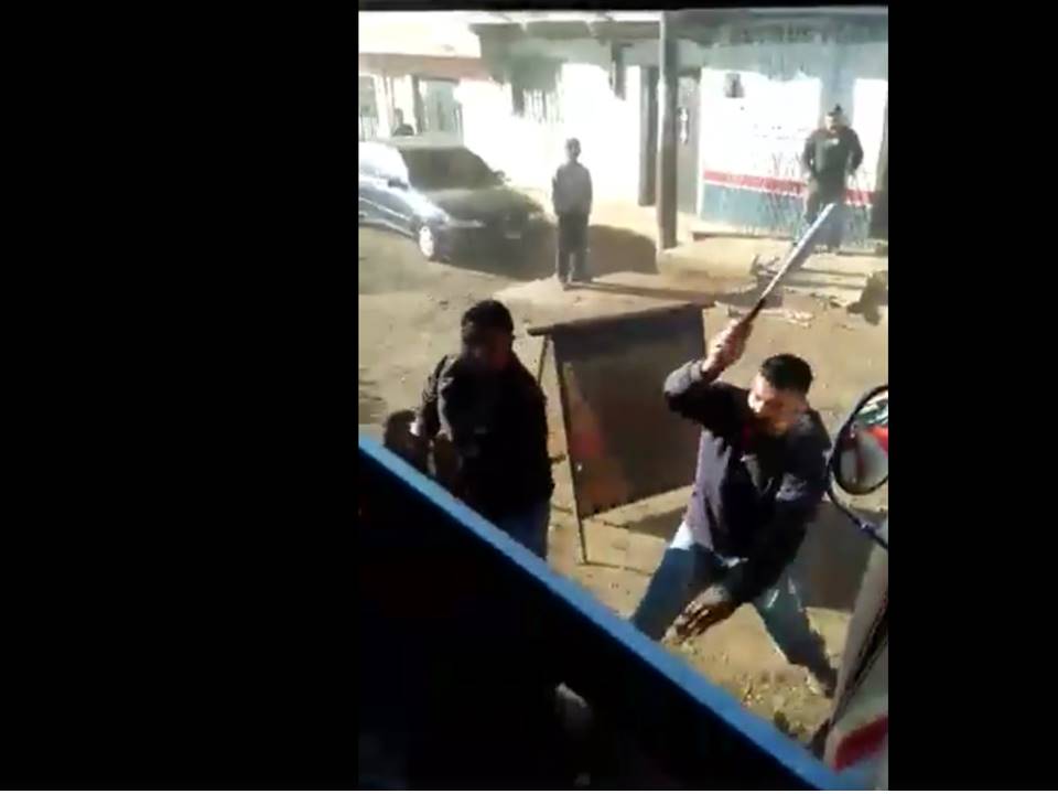 Ayudantes y pilotos de autobuses se enfrentan con tubos en El Tejar. (Foto Prensa Libre: Facebook)