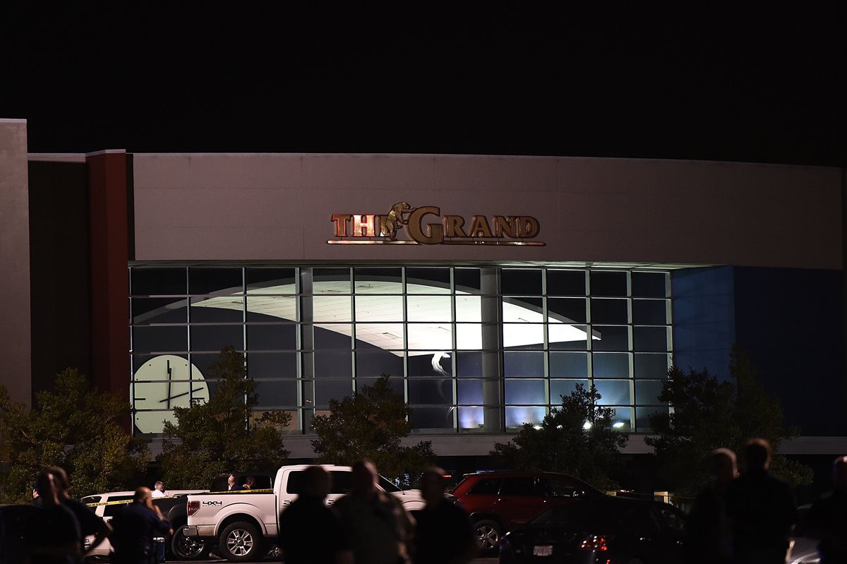 Patrullas rodean el área del exterior del cine en Louisiana donde ocurrió el tiroteo el jueves por la noche. (Foto Prensa Libre: AFP).