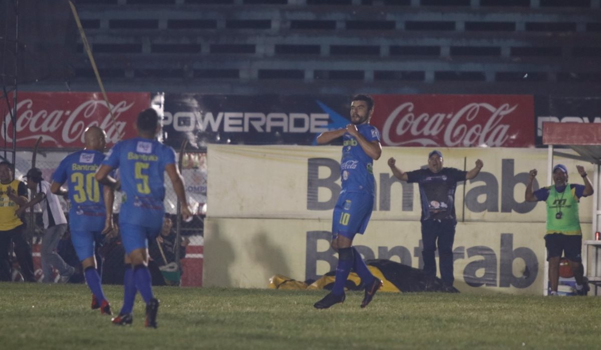 Maximiliano Lombardi celebra después de anotar el primer gol de Cobán Imperial. (Foto Prensa Libre: Eduardo Sam)