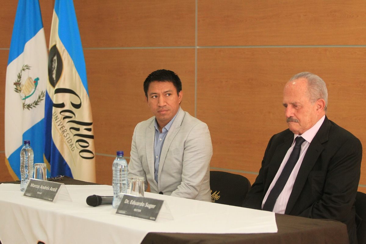 Eduardo Suger, rector de la Universidad Galileo, anuncia para mañana la entrega de titulo honoris causa a Marcos Andrés Antil (Foto Prensa Libre: Esvin García)