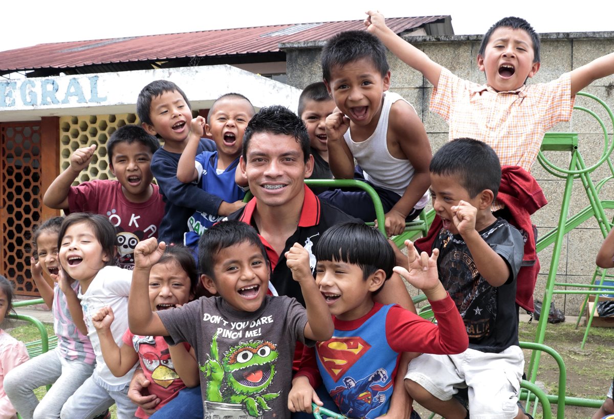 Robin Betancourth comparte con niños del Centro de Atención Integral de Cobán. (Foto Prensa Libre: Eduardo Sam)