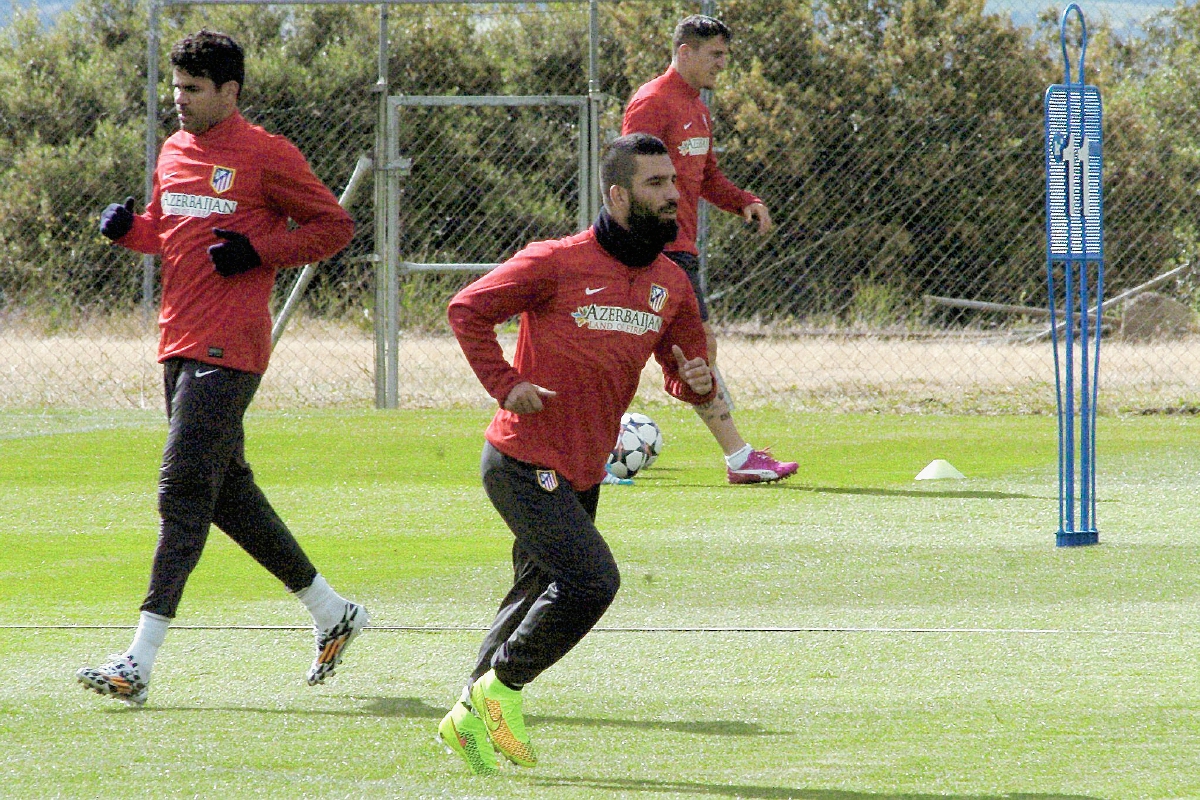 Madrid Arda Turán aún no ha decidido sobre su futuro futbolístico. (Foto Prensa Libre: EFE)