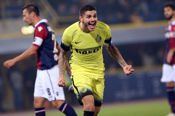 Mauro Icardi celebra la anotación que le permite a su equipo, Inter de Milán alcanzar la cima del calcio italiano. (Foto Prensa Libre: EFE)