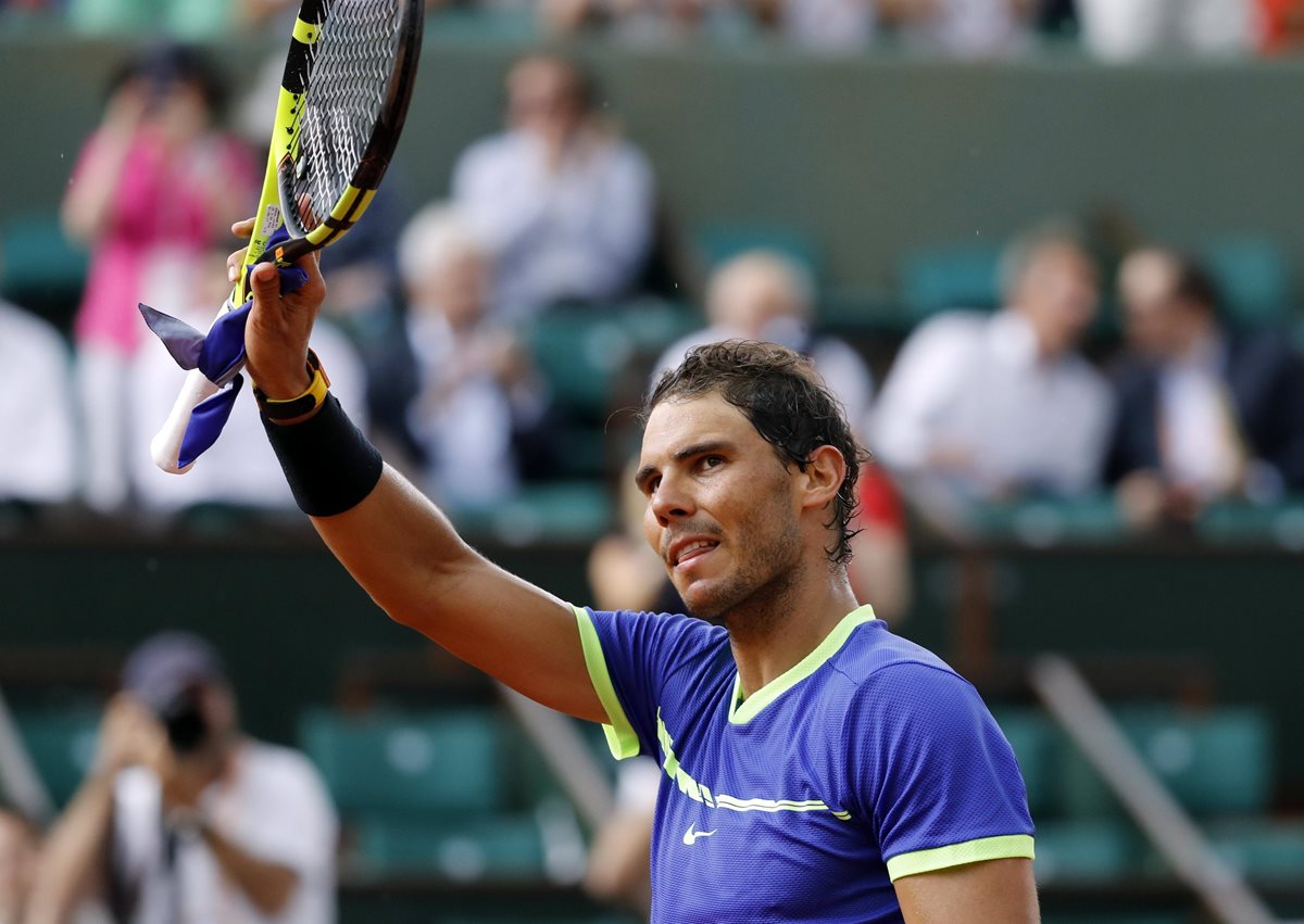 El tenista español Rafael Nadal saluda al público después de vencer a Nikoloz Basilashvili de Georgia en la tercera ronda del Roland Garros. (Foto Prensa Libre: EFE)