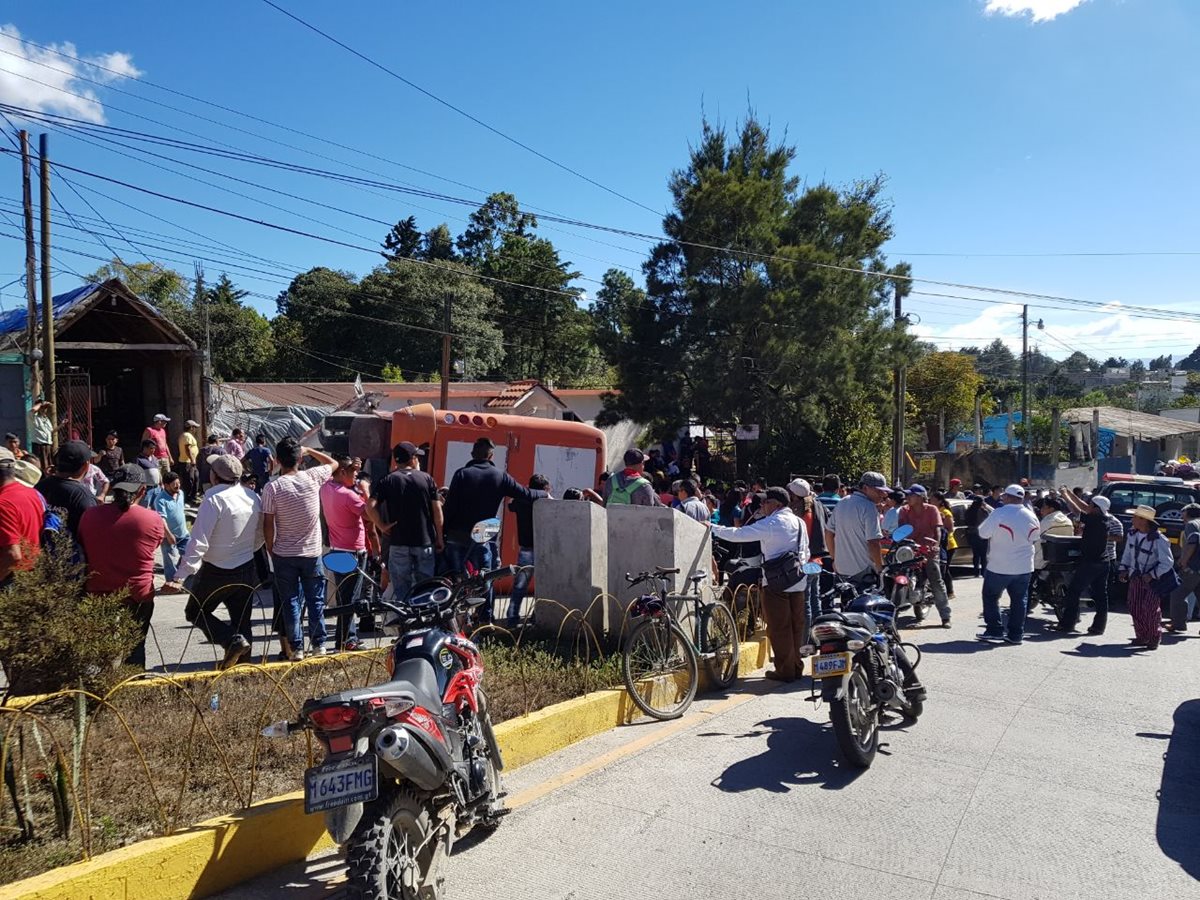 Bomberos no reportaron heridos de gravedad.(Prensa Libre: Mike Castillo)