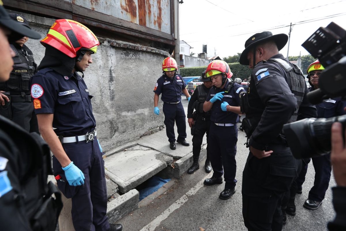 En un tragante de la zona 13 capitalina fue hallado este miércoles el cadáver de un hombre. (Foto Prensa Libre: Érick Ávila)