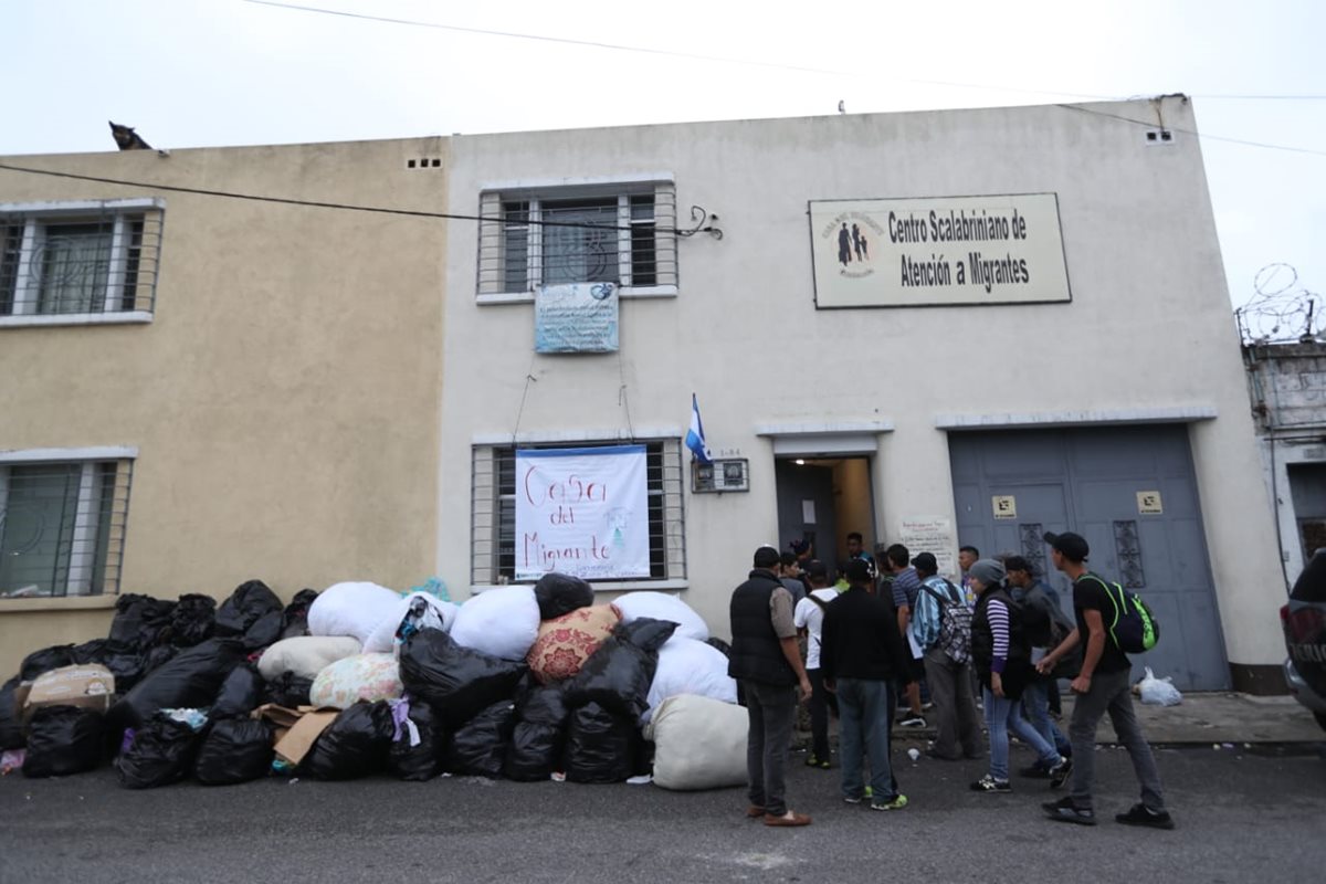 Este jueves, cientos de hondureños pasaron la noche en la Casa del Migrante, en la zona 1 de la capital, desde donde emprendieron una nueva etapa en su travesía hacia EE. UU. (Foto Prensa Libre: Óscar Rivas)