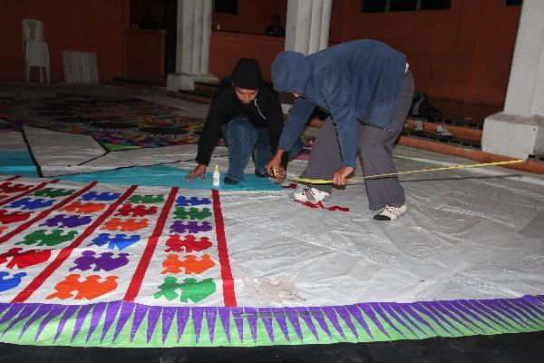 EXHIBICIÓN DE barriletes gigantes en el cementerio de Santiago Sacatepéquez.