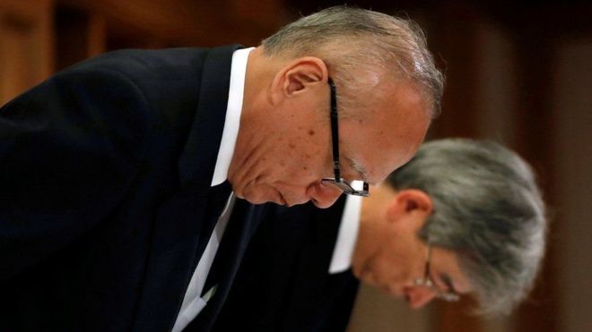 Tetsuo Yukioka, director de la universidad (izquierda), y Keisuke Miyazawa, vicepresidente de la institución ofrecieron disculpas. (Reuters)