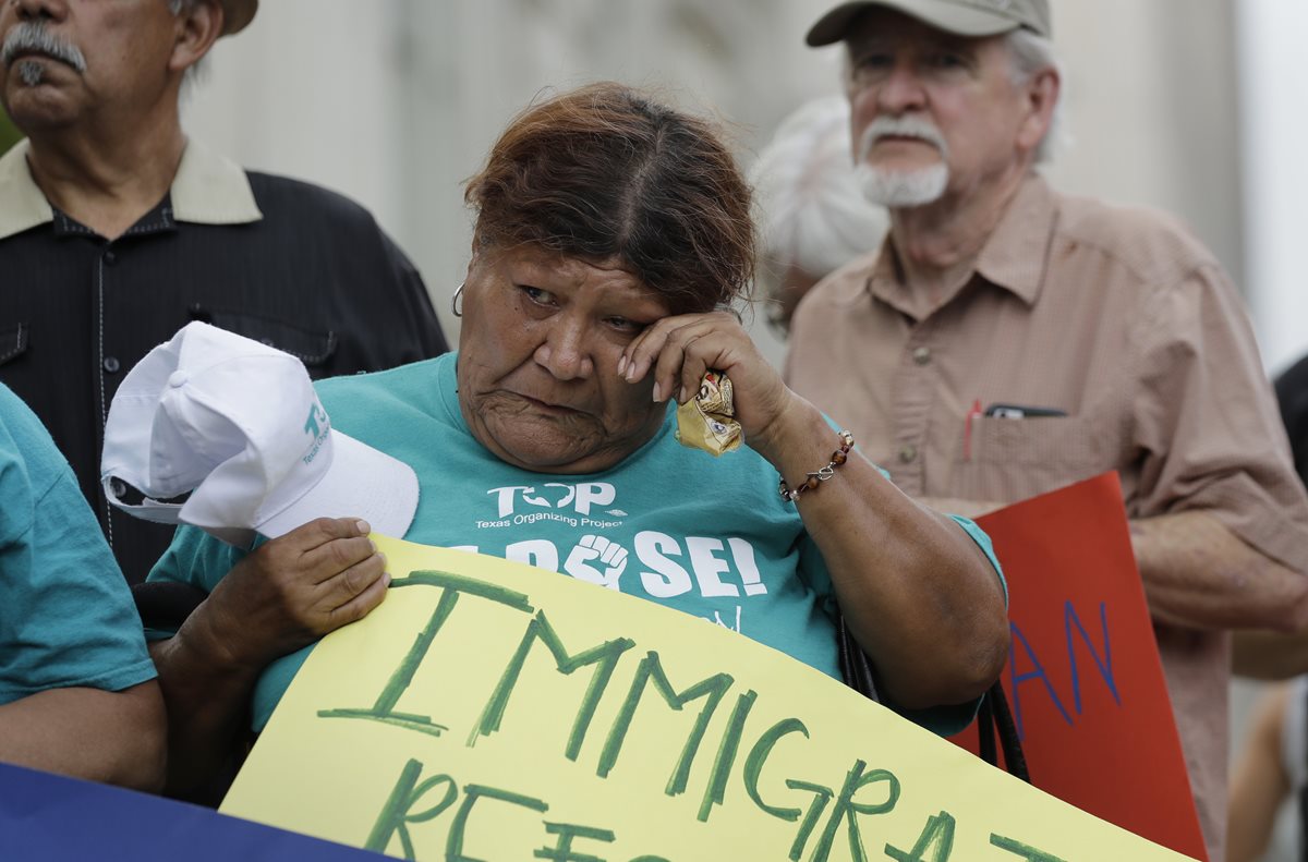 Hispanos participan en una vigilia en memoria de los inmigrantes fallecidos. (Foto Prensa Libre: AP)