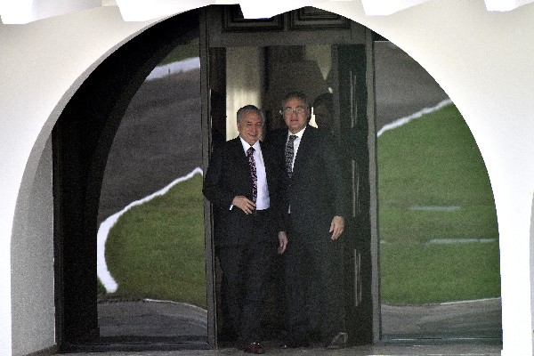 Renan Calheiros (d) y Michel Temer (i) salen de una reunión en el Senado. (EFE).