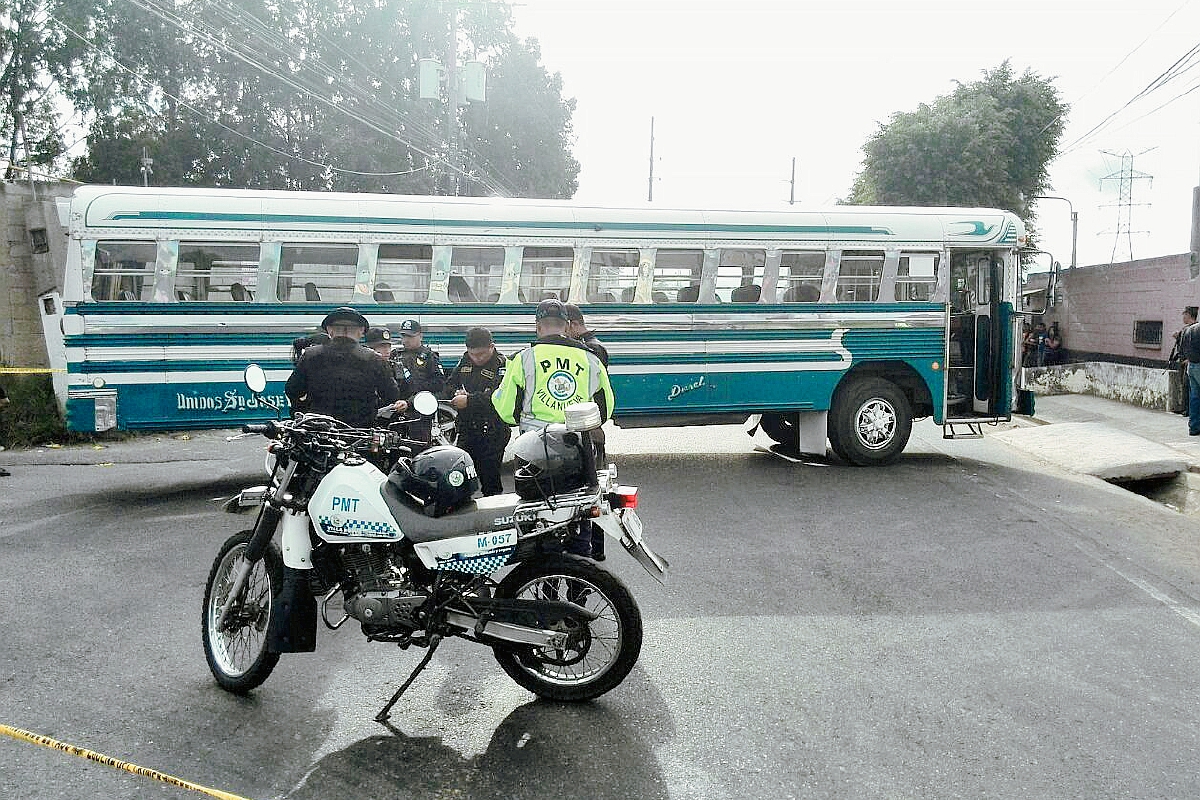 El bus tiene cinco perforaciones en la parte frontal, informó la PNC. (Foto Prensa Libre: Estuardo Paredes)
