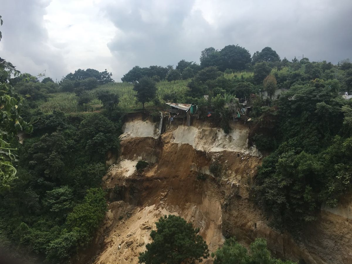 Varias viviendas están con los cimientos expuestos luego del deslizamiento en la colonia Hamburgo, zona 8 de Mixco. (Foto Prensa Libre: Cortesía)