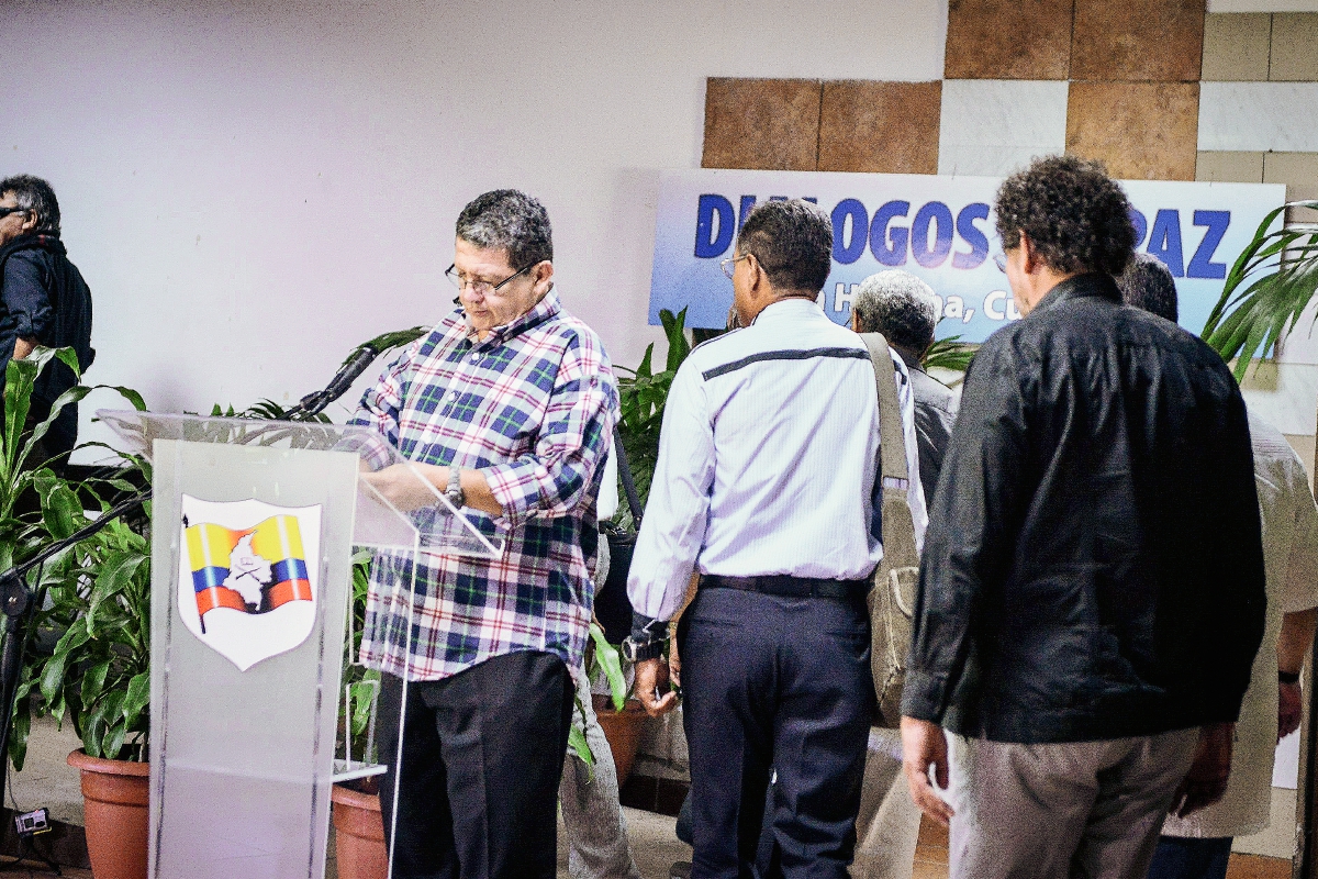 Líderes de las Farc llegan al Palacio de Convenciones de La Habana para las conversaciones de paz con el gobierno colombiano. (Foto Prensa Libre:AFP).