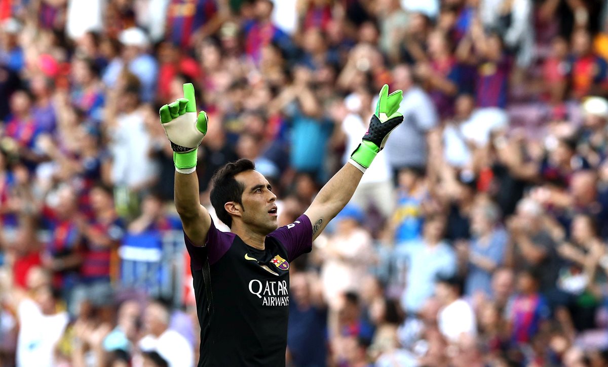 Claudio Bravo no estará con Chile en los siguientes dos partidos eliminatorios. (Foto Prensa Libre: EFE)