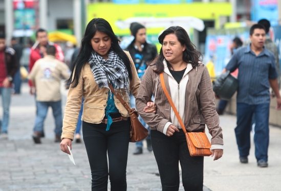 Las autoridades recomiendan a la población abrigarse adecuadamente. (Foto Prensa Libre: Álvaro Interiano)