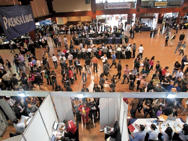 En 2012 la Clasiferia del Empleo, organizada por Prensa Libre, atendió a unas 12 mil personas. (Foto Prensa Libre: Erlie Castillo)