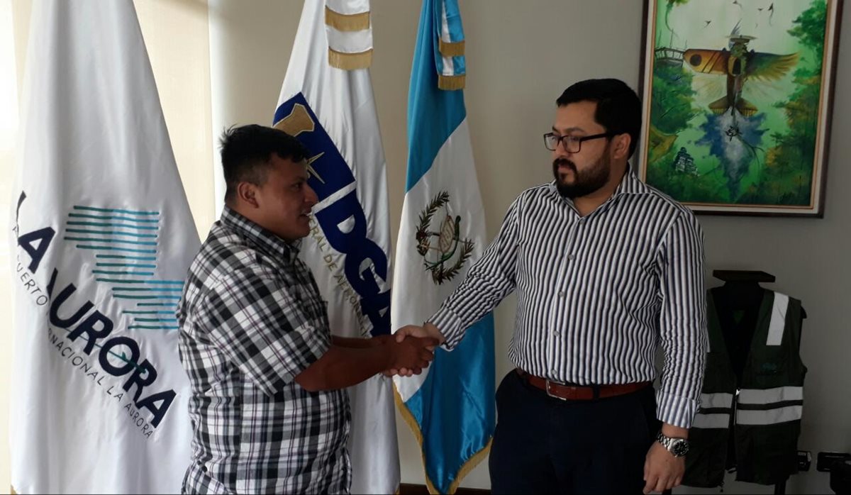 Pedro Perebal y Carlos Velásques durante la entrevista de trabajo en Aeronáutica Civil. (Foto Prensa Libre: Cortesía DGAC)