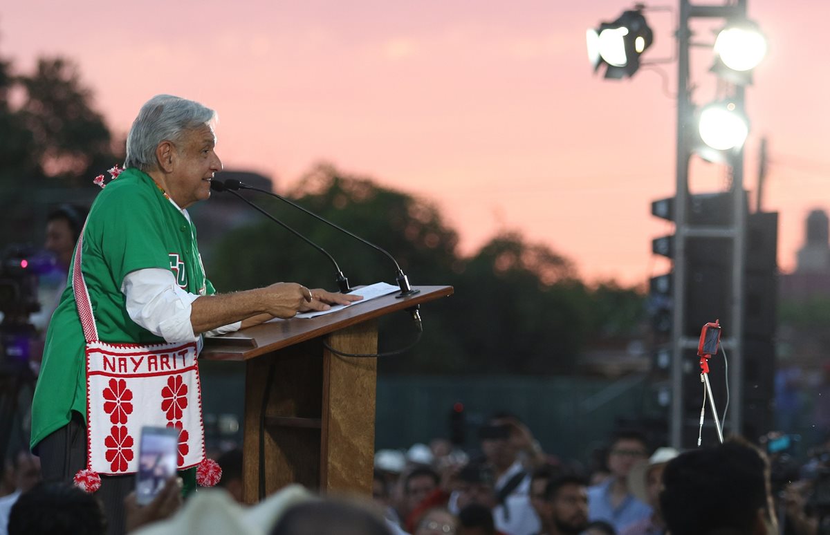 El presidente de México, Andrés Manuel López Obrador, durante su visita a damnificados en el municipio de Tuxpan, en el estado de Nayarit. (Foto Prensa Libre: EFE)