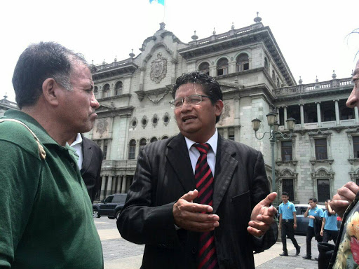 Candidato a la presidencia y exdiputado, Aníbal García, presentó a transeúntes su declaración patrimonial. (Foto Prensa Libre: Erick Ávila)