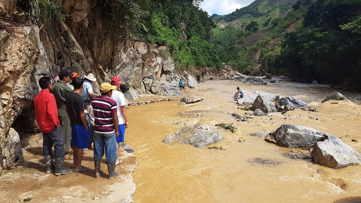 Pobladores observan el río Jubuco.