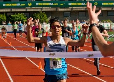 Carlos Trujillo llega a la meta del Maratón de Oregon. (Foto Prensa Libre: CATVL13)