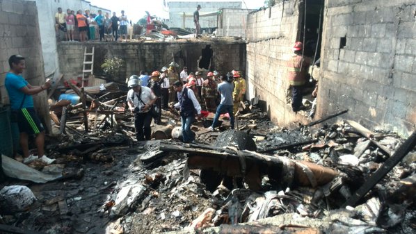 Socorristas de distintas compañías acudieron para atender la emergencia. (Foto Prensa Libre: Erick Ávila)