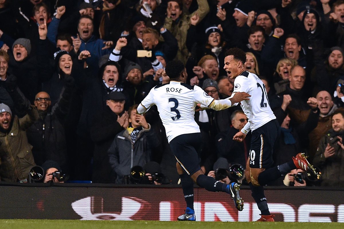 Dele Alli consiguió doblete en el duelo frente al Chelsea. (Foto Prensa Libre: AFP)