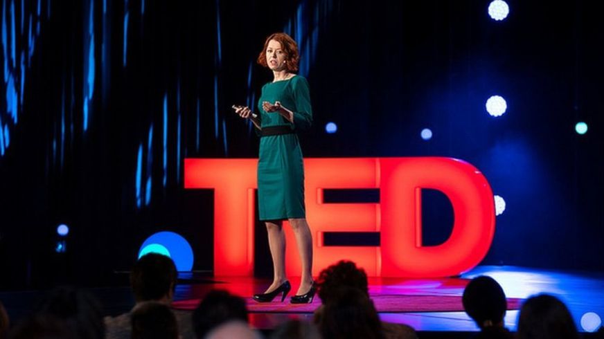 Olga Yurkova habló en el evento TED 2018 sobre la importancia de frenar las noticias falsas en Ucrania. JASON REDMOND/TED