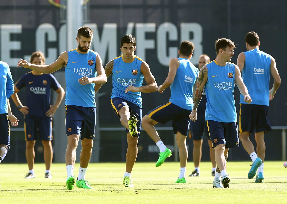 Los jugadores del Barcelona no paran en su preparación de la Supercopa de España. (Foto Prensa Libre: EFE)