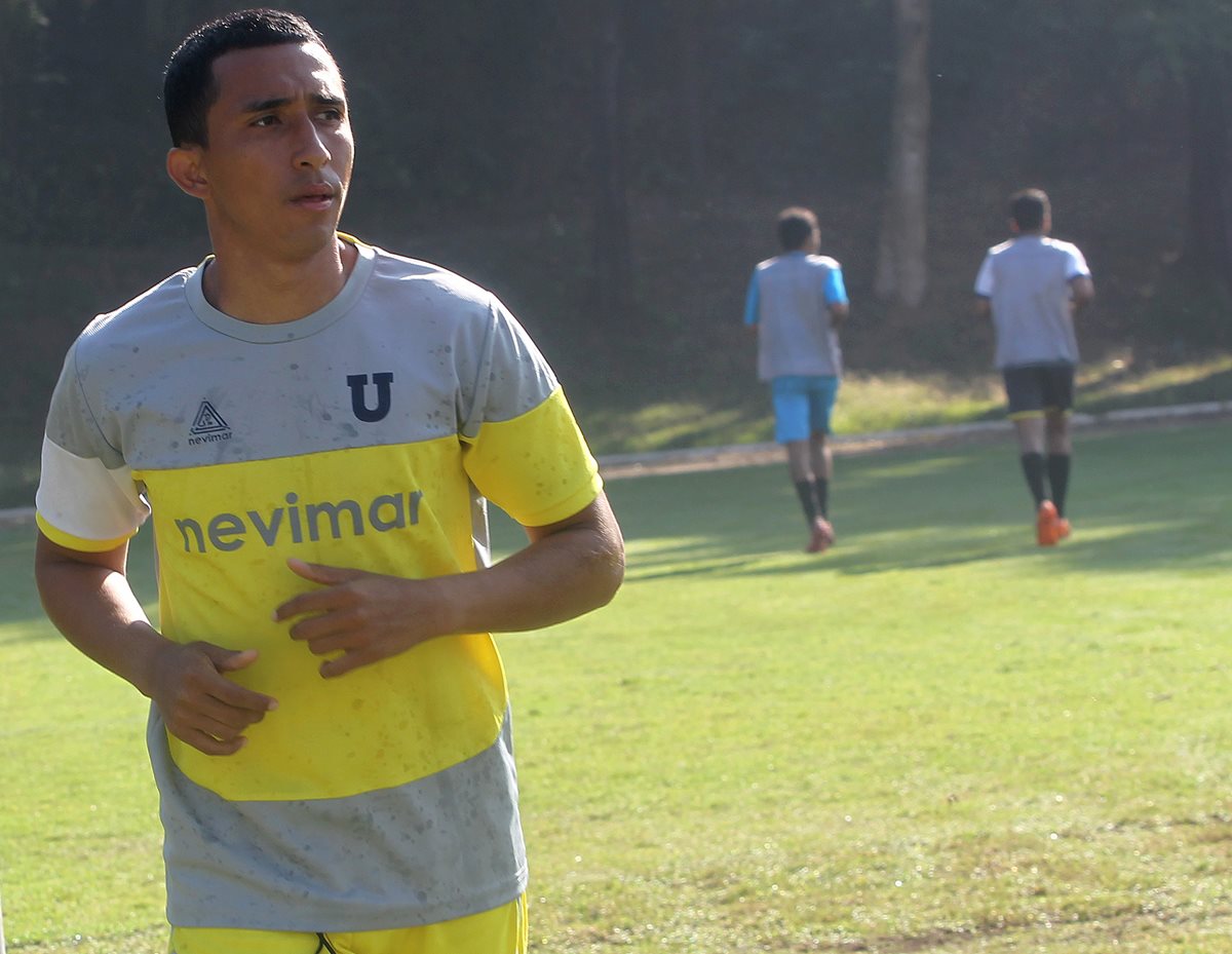 Wilfred Velásquez durante el entrenamiento universitario. (Foto Prensa Libre: Edwin Fajardo)