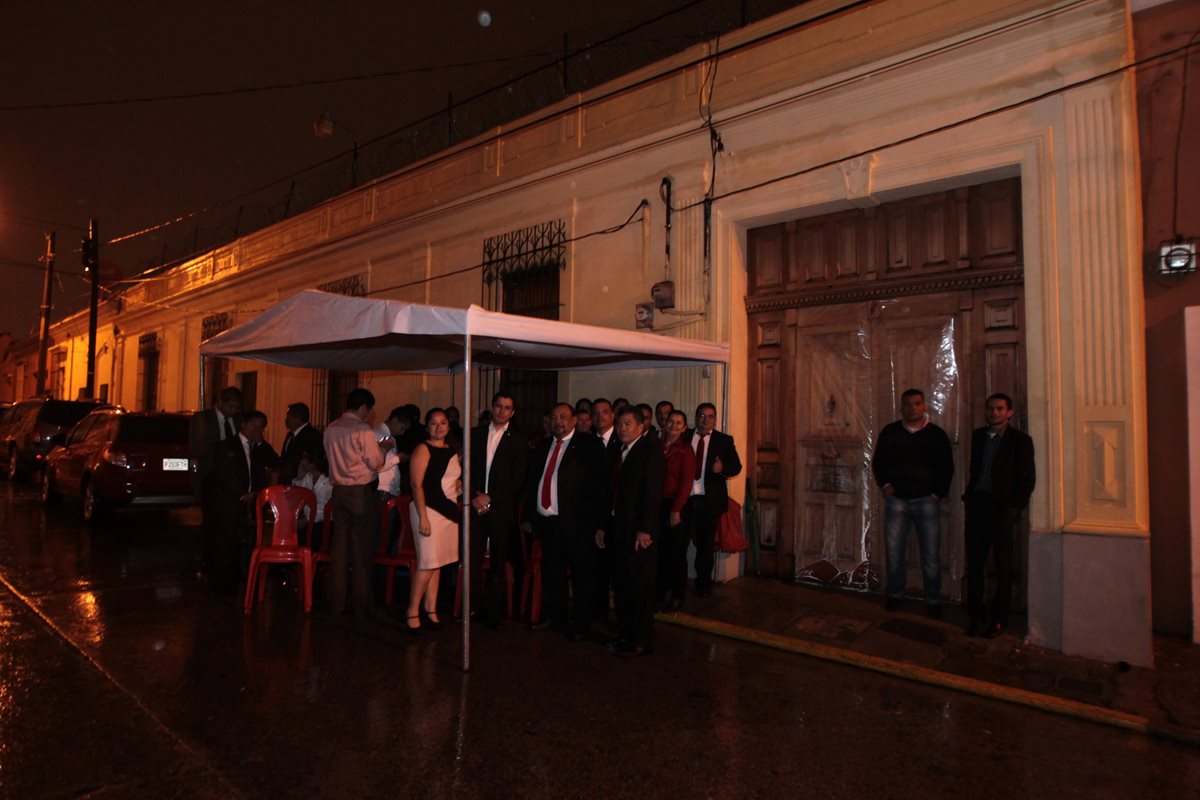 Integrantes de Líder esperan frente al registro de ciudadanos para ser los primeros en presentar la solicitud de inscripción, 72 horas antes de comenzar el proceso. (Foto Prensa Libre: Hemeroteca PL)