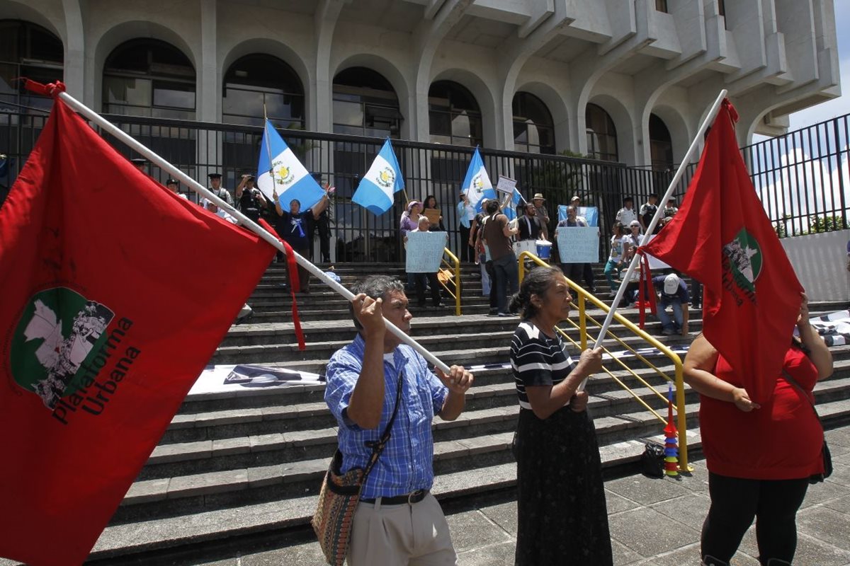 El grupo afuera de la Corte Suprema de Justicia indica que estarán en el lugar hasta conocer la decisión de los magistrados.