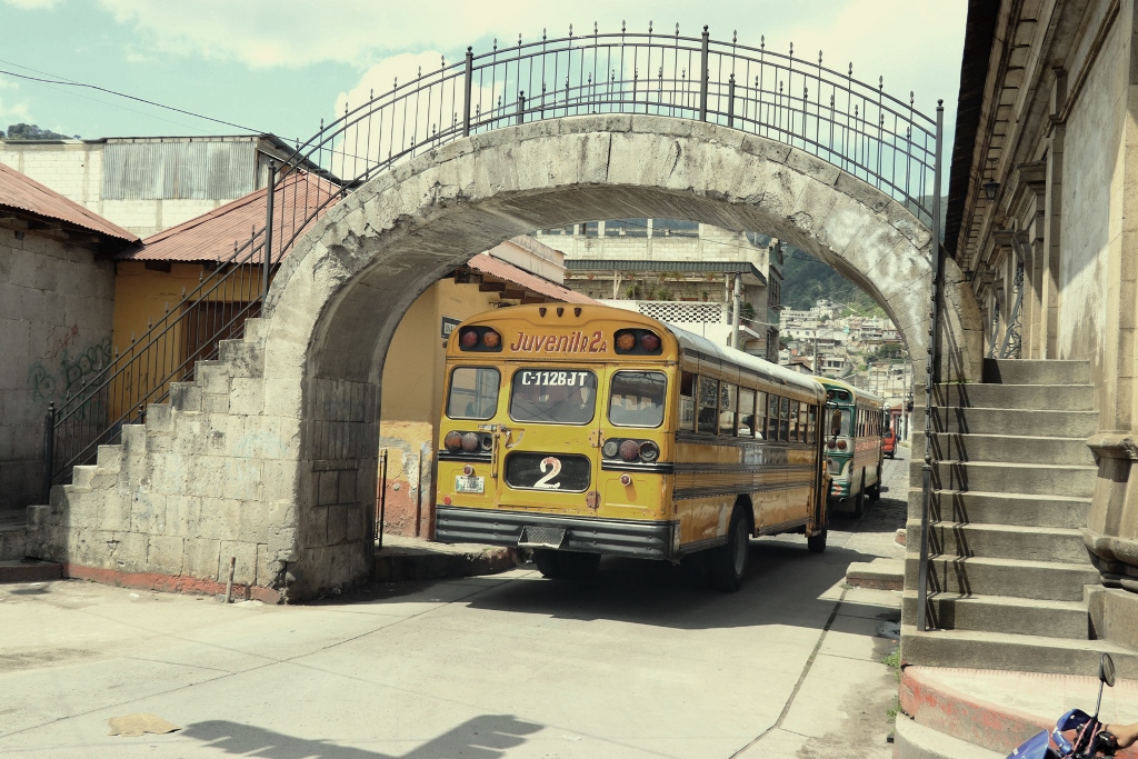 El daño causado por furgones en el Puente de Piedra, construido en 1872, se puede observar en la imagen. La estructura se encuentra en la 6a. calle, zona 1 de Xela. Foto Prensa Libre: María José Longo.